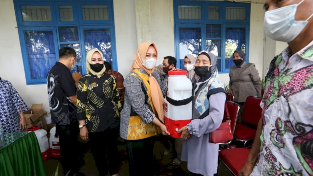 Tingkatkan Produksi, Fatmawati Serahkan Bantuan ke Kelompok Tani Makassar 