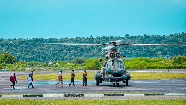 Plt Gubernur Sulsel, Andi Sudirman Sulaiman tiba di Selayar menggunakan Helikopter TNI AU, Minggu (19/12/2021). 