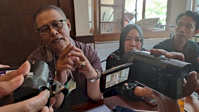 Direktur YLBHI Makassar sekaligus Kuasa Hukum Para Korban, Adnan Buyung Azis (kiri) saat sesi wawancara dalam press converence di Makassar, terkait kasus penipuan kosmetik NLR, Minggu (19/12/2021).