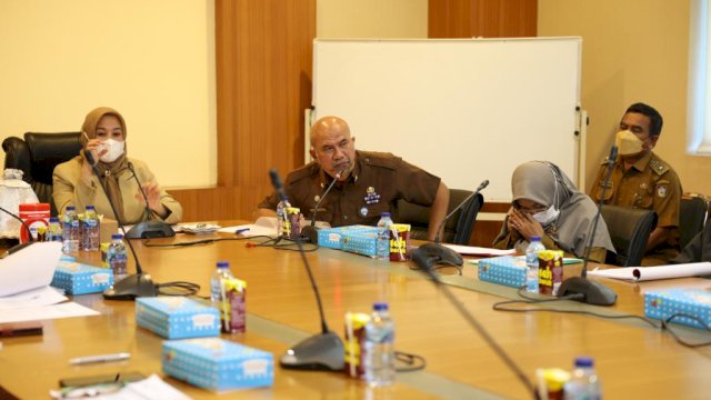 Wakil Walikota Makassar, Fatmawati Rusdi saat memimpin Rapat Kerja bersama SKPD Pemkot Makassar di Lantai 11 Kantor Balaikota, Senin (20/12/2021) (Foto: Pemkot Makassar)