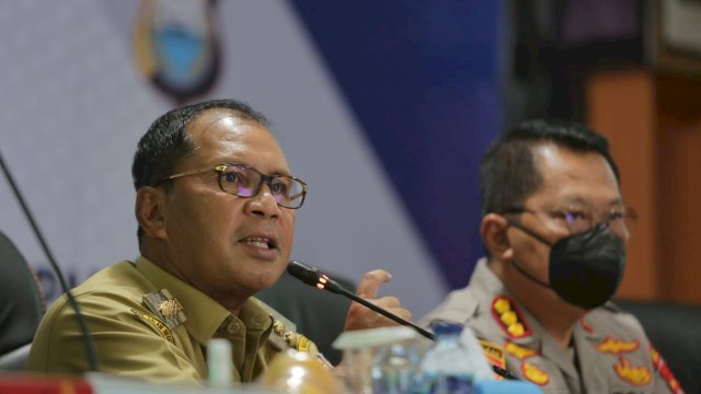 Walikota Makassar, Moh Ramdhan Pomanto, didampingi Kapolrestabes Makassar Kombes Withnu Urip Laksana saat rapat koordinasi kesiapan operasi lilin tahun 2021, bertempat Aula Mappaodang Polrestabes Makassar. Senin (20/12/2021). (Foto: Pemkot Makassar)