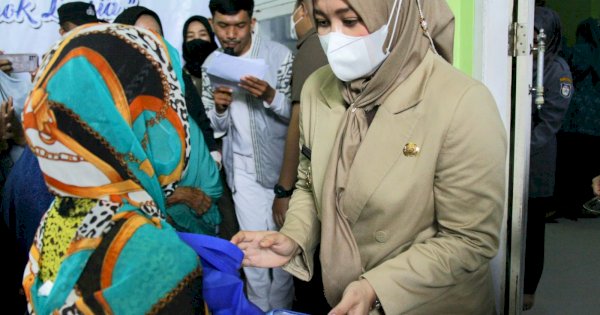 Peringati Hari Ibu, Fatmawati Rusdi Berbagi Kebahagiaan dengan Lansia 