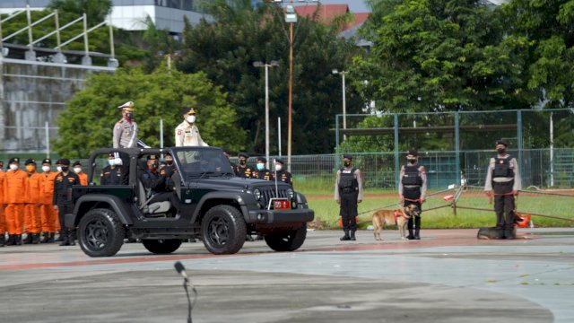 Plt Gubernur Sulawesi Selatan (Sulsel) pimpin apel Apel Gelar Pasukan Operasi Kepolisian Terpusat Lilin 2021, Pengamanan Natal 2021 dan Tahun Baru 2022 di Lapangan Karebosi Makassar, Kamis (23/12/2021).