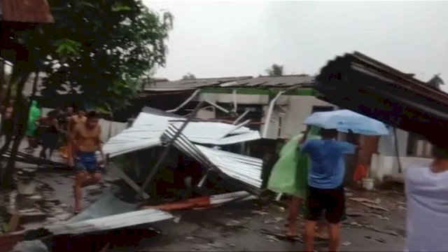 Rumah warga mengalami rusak berat saat diterjang angin kencang disertai hujan lebat di Makassar, Kamis (23/12/2021). (Foto: Istimewa)