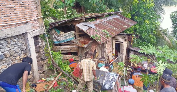 Rumah Warga Sinjai Tertimpa Pohon, Plt Gubernur Sulsel Beri Bantuan