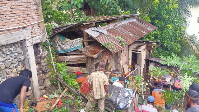 Rumah Warga Sinjai Tertimpa Pohon, Plt Gubernur Sulsel Beri Bantuan