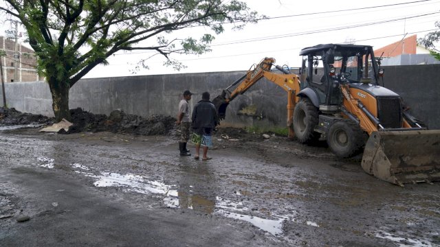 Satu unit alat berat diterjunkan Pemprov Sulsel untuk menggali saluran air di Jl Tim Abdul Razak, dalam upaya mengatasi genangan air. (Foto: Pemprov Sulsel)