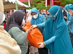 Hadiri Bulan Bhakti KSN, Naoemi Octarina Bagikan 200 Paket Sembako