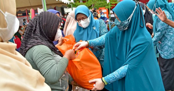 Hadiri Bulan Bhakti KSN, Naoemi Octarina Bagikan 200 Paket Sembako