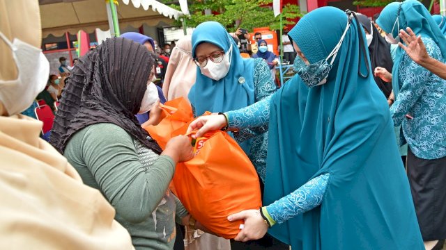 Hadiri Bulan Bhakti KSN, Naoemi Octarina Bagikan 200 Paket Sembako