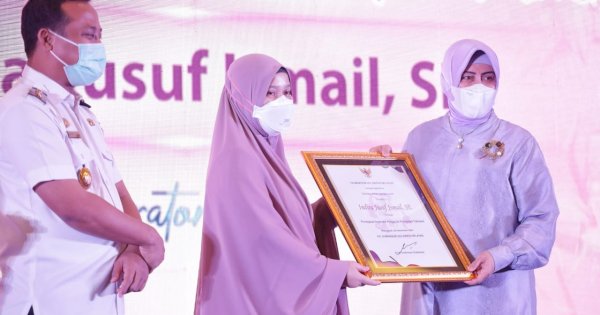 Plt Gubernur Sulsel Beri Penghargaan Indira dan Fatmawati