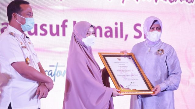 Plt Gubernur Sulsel Beri Penghargaan Indira dan Fatmawati