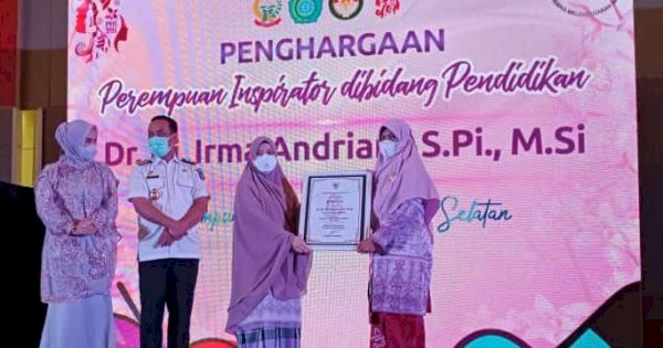 Ketua TP PKK Takalar Raih penghargaan Perempuan Inspirator 