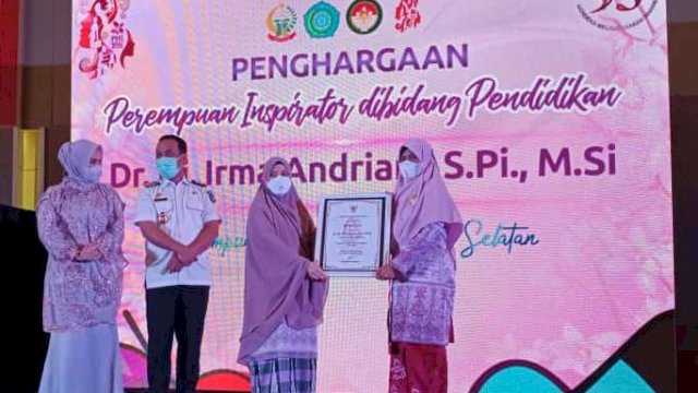 Ketua TP PKK Takalar Raih penghargaan Perempuan Inspirator 