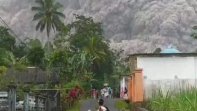 Gunung Semeru Erupsi, Warga Berlarian