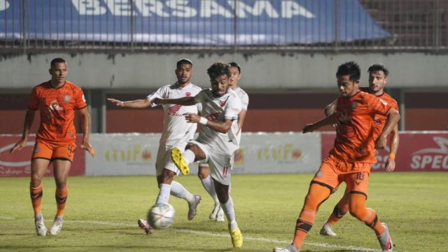 Pemain PSM Makassar, Yakob Sayuri saat menggiring bola dan dikawal pemain Borneo FC dalam laga lanjutan Liga 1 2021-2022 beberapa waktu lalu. (Foto: Istimewa)