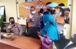 Ibu-ibu di Lutim Ngamuk, Minta Kembali Motor yang Dicuri Pelaku&nbsp;