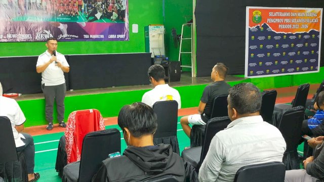 PBSI Provinsi Sulawesi Selatan menggelar main bersama (mabar) badminton di GOR Bulutangkis Sungguminasa Gowa, pada Selasa (28/12/2021) malam.