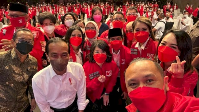 Ketum PSI Giring Ganesha saat berfoto di bersama dengan Presiden Jokowi di HUT PSI. (Foto: Instagram) 