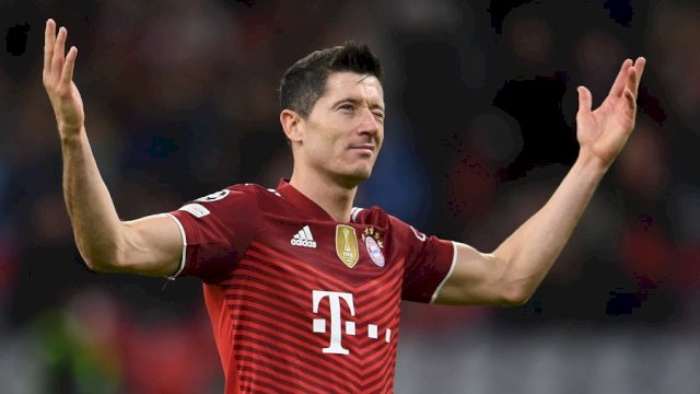 Soccer Football - Champions League - Group E - Bayern Munich v Dynamo Kyiv - Allianz Arena, Munich, Germany - September 29, 2021 Bayern Munich's Robert Lewandowski celebrates scoring their second goal REUTERS/Andreas Gebert