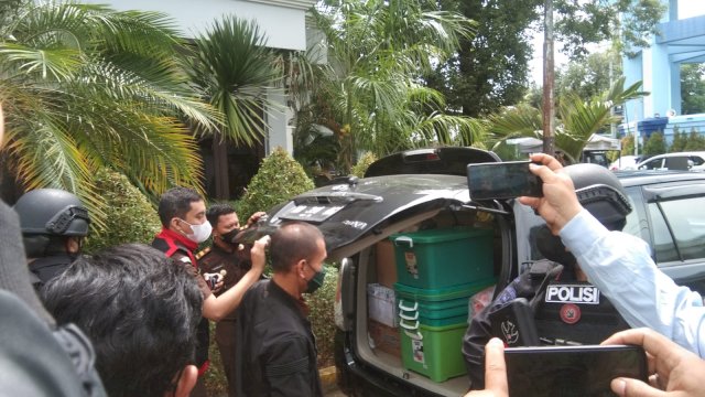 Tim penyidik dari Kejaksaan Tinggi (Kejati) Sulsel menggeledah Kantor PDAM Makassar, pada Kamis (9/12/2021).