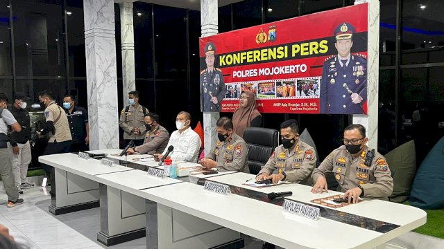 Jumpa pers Polres Mojokerto terkait kasus pemerkosaan mahasiswa oleh oknum polisi, pada Sabtu (4/12/2021) malam. (Foto: Twitter Jenderal Listyo Sigit Prabowo)