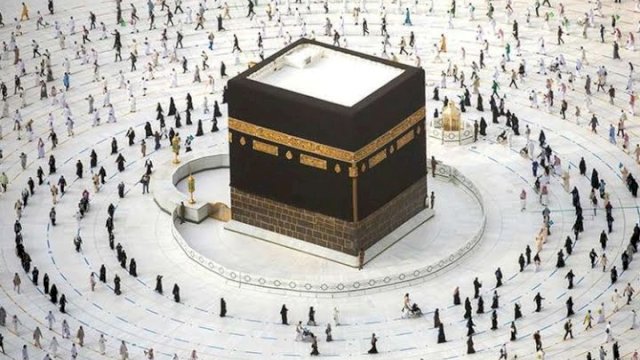 Umat Islam mengelilingi Ka'bah saat melakukan tawaf ibadah haji dengan menerapkan protokol kesehatan. (AFP/HO/Saudi Ministry Of Media)