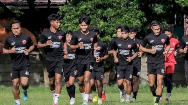 Skuad PSM Makassar saat mengikuti sesi latihan di Bosowa Sport Center dalam persiapan seri ke-4 Liga 1 2021-2022. (Foto: Instagram Klub)