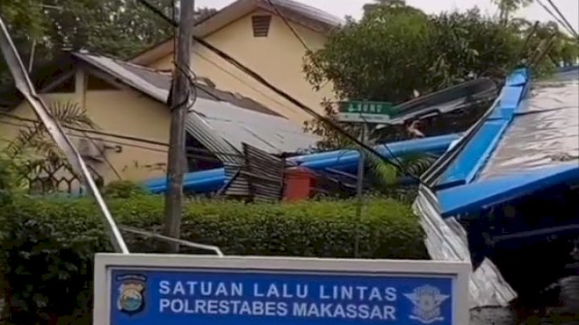 Penampakan sebuah papan reklame di Jl Sunu, Kota Makassar yang tumbang akibat angin kencang disertai hujan deras, Kamis (23/12/2021). (Foto: Istimewa)