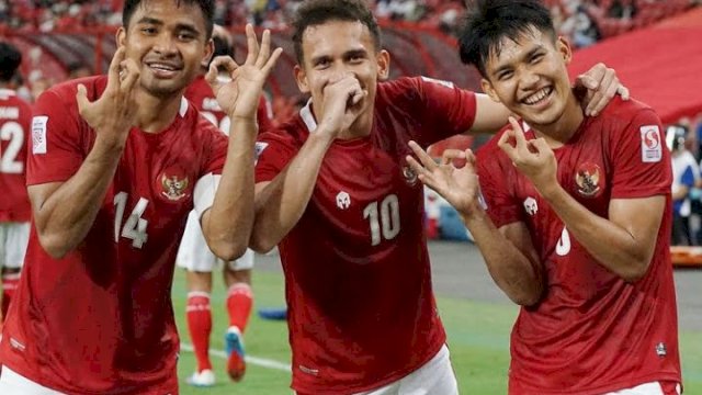 Seleberasi kemenangan Asnawi Mangkualam (kiri) Egy Maulana Fikri (tengah) dan Witan Sulaiman usai singkirkan Singapura di Piala AFF Cup 2020, Sabtu (25/12/2021). (Foto: Ig PSSI)