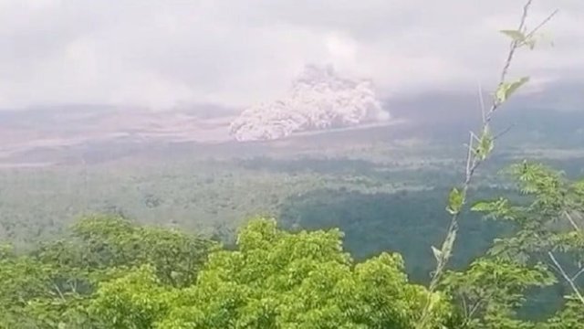 Gunung Semeru mengeluarkan awan panas lagi pada Kamis (16/12/2021) pagi. (Foto: PVMBG)