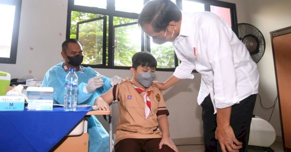 Tinjau Vaksinasi Anak Usia 6-11 Tahun, Jokowi Harap Anak Terlindungi COVID-19