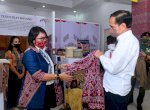Jokowi Beli Jaket Bomber Motif Khas Dayak Sintang Saat Kunjungi Pameran