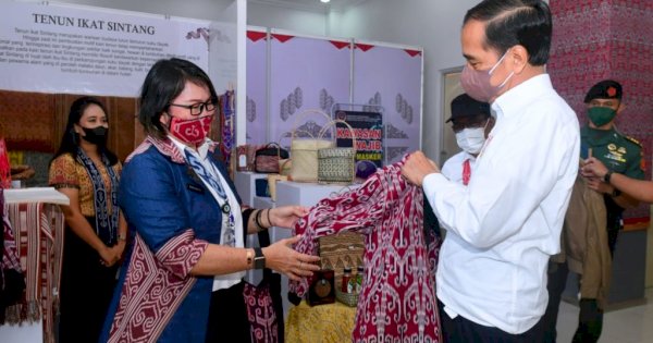 Jokowi Beli Jaket Bomber Motif Khas Dayak Sintang Saat Kunjungi Pameran