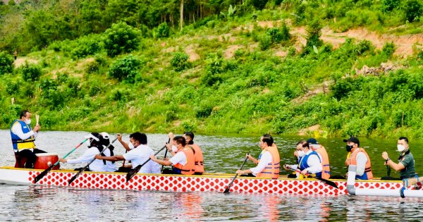 Naik Perahu Naga, Jokowi Resmikan Bendungan Ladongi di Kolaka Timur