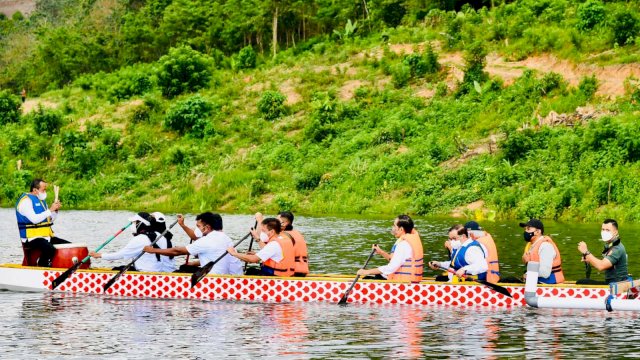 Naik Perahu Naga, Jokowi Resmikan Bendungan Ladongi di Kolaka Timur