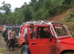 Warga Tompobulu &#8220;Turun Gunung&#8221; Pakai Mobil Offroad untuk Divaksin