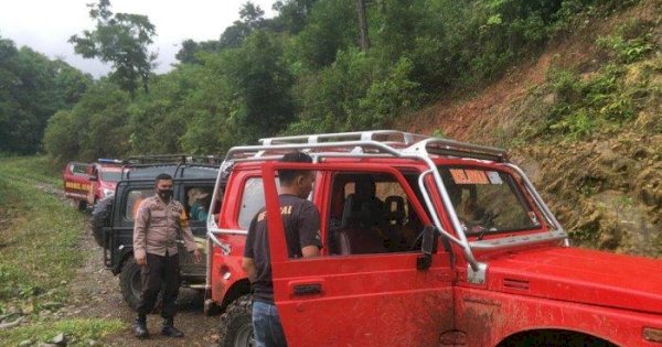 Warga Tompobulu &#8220;Turun Gunung&#8221; Pakai Mobil Offroad untuk Divaksin