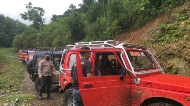 Warga Tompobulu &#8220;Turun Gunung&#8221; Pakai Mobil Offroad untuk Divaksin