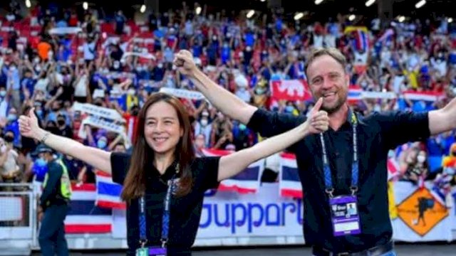 Manajer Timnas Thailand Madam Pang dan Pelatih Timnas Thailand Alexander Polking. 