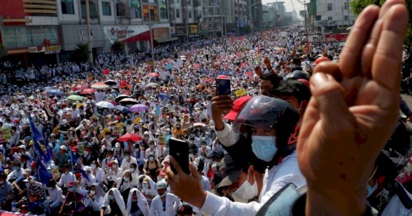 Kendaraan Militer Tabrak Demonstran di Myanmar, 5 Orang Tewas