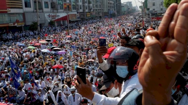 Demonstrasi di Myanmar (foto: reuters)