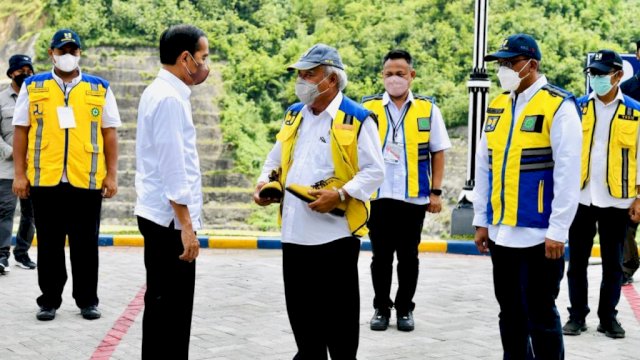 Saat Presiden Jokowi Bujuk Menteri PUPR Beli Sepatu Buat Naik Motor