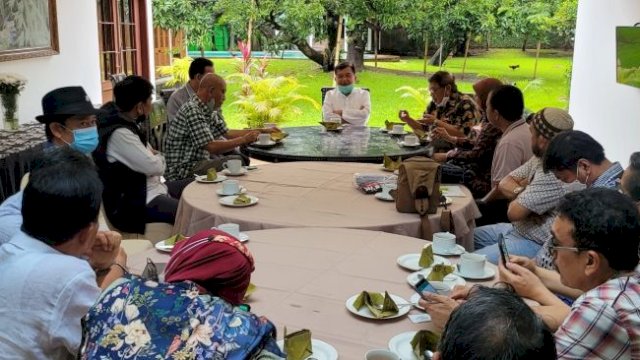 Sejumlah anggota Forum Alumni Unhas menyambangi Ketua IKA Unhas Jusuf Kalla pada Sabtu (29/1/2022), membahas terkait jadwal Mubes IKA Unhas di Makassar pada Maret mendatang. (Istimewa) 