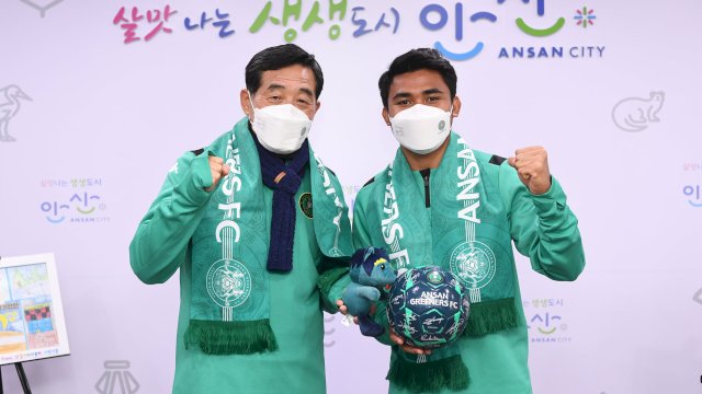 Pemilik Ansan Greeners Hwa-seop Yoon berfoto dengan Asnawi Mangkualam. (Foto: Situs resmi Ansan Greeners) 