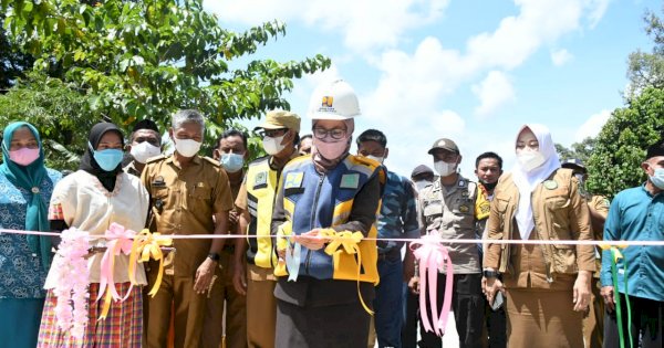 Ingin Ekonomi Bergeliat, Bupati Indah Resmikan Jembatan Sungai Walu-walu