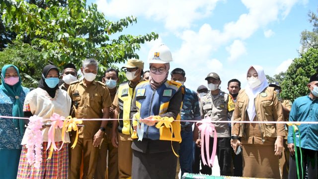 Ingin Ekonomi Bergeliat, Bupati Indah Resmikan Jembatan Sungai Walu-walu