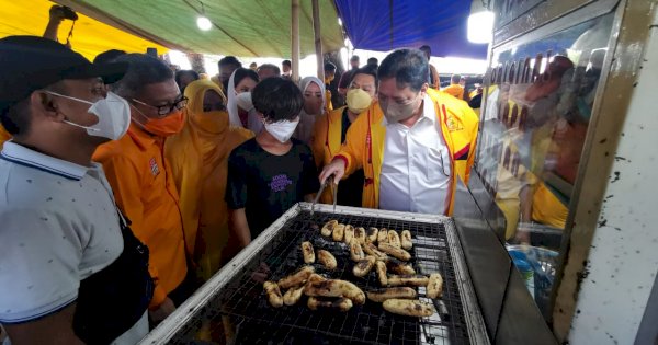 Airlangga Hartarto Cicipi Kuliner Makassar, Pedagang Diberi Bantuan 