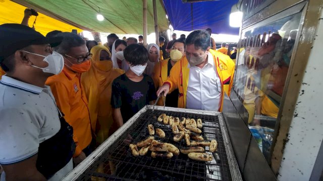 Airlangga Hartarto Cicipi Kuliner Makassar, Pedagang Diberi Bantuan 