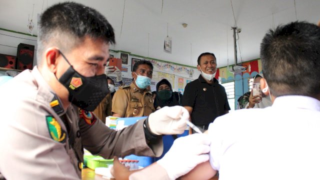 Bupati Takalar Syamsari menyaksikan langsung vaksinasi kelompok usia 6-11 tahun atau siswa sekolah dasar, pada Senin (17/1/2022)